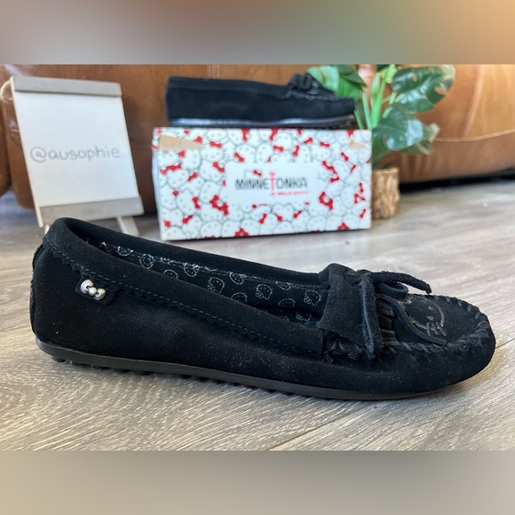 Minnetonka x Sanrio Hello Kitty Black Suede Fringe Moccasins w Bow Size 8.5 NWB! - Picture 2 of 10